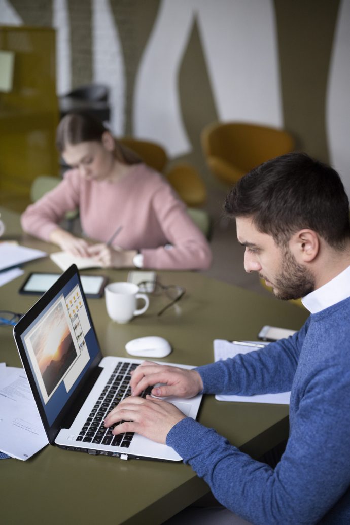 people-working-together-medium-shot (1)